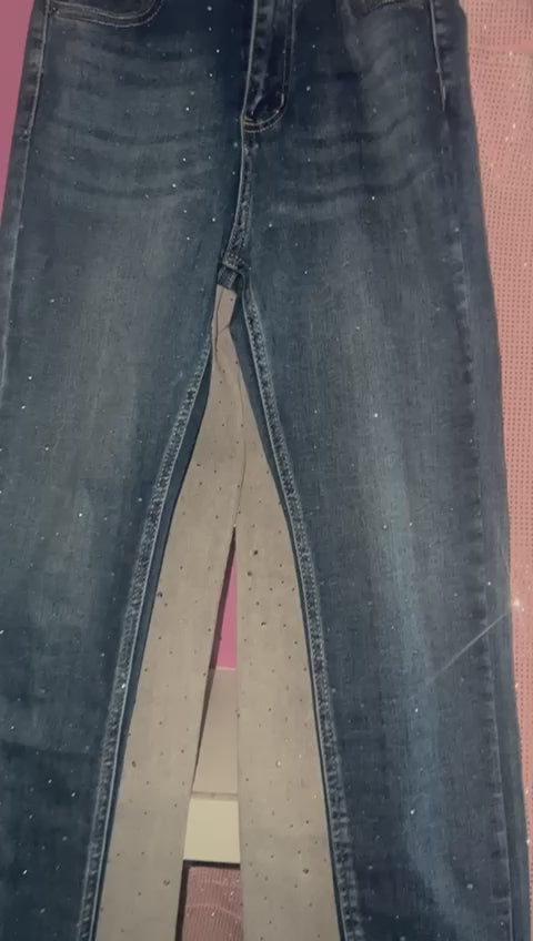DUNKELBLAUE STRETCH JEANS MIT STRASSSTEINE