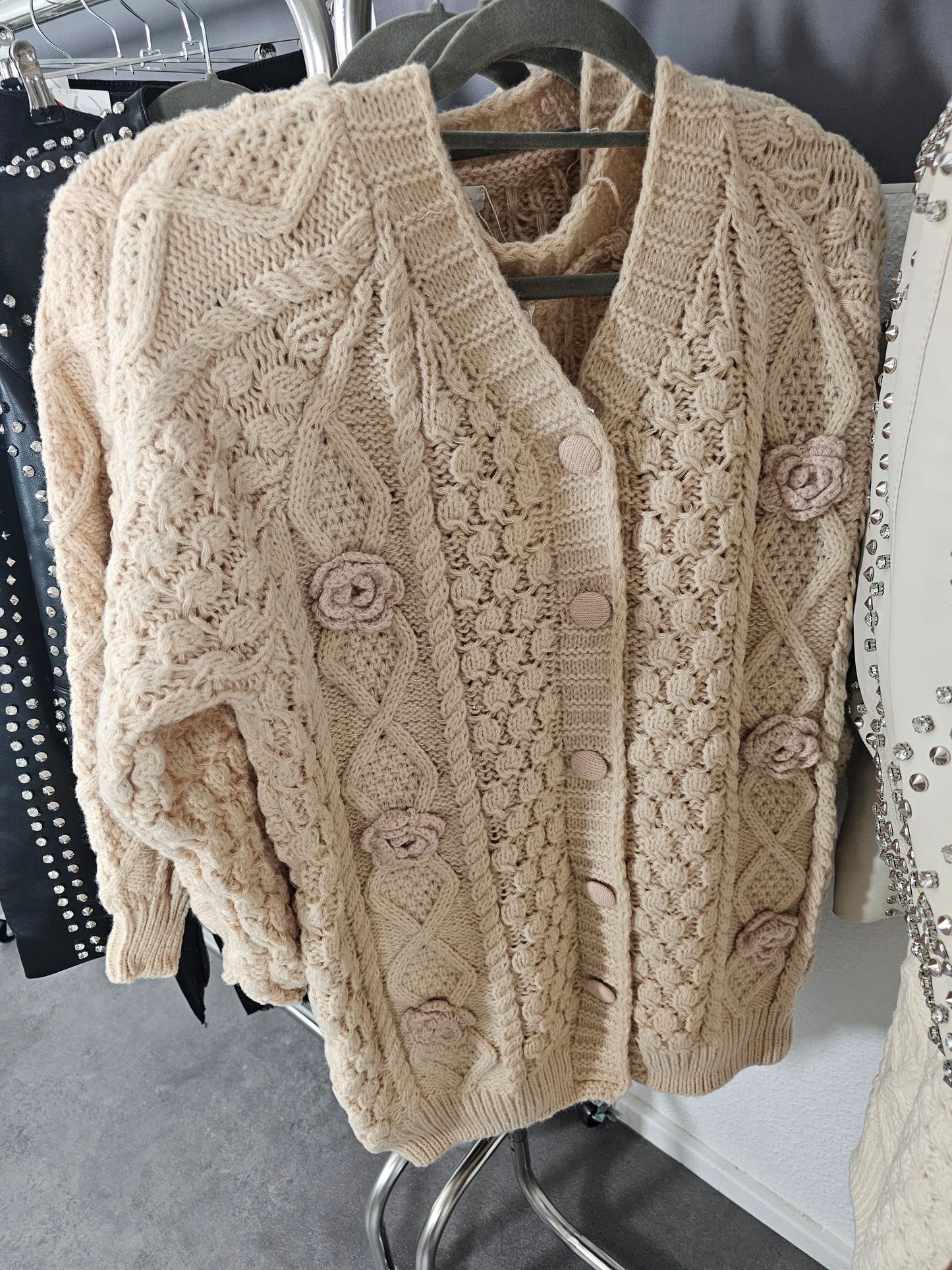 Wolljacke Beige mit Rosen